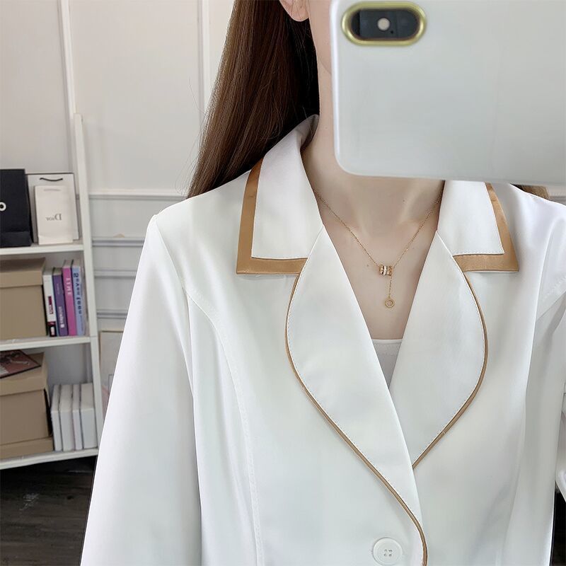 Medical Lab Logo - Weißes kurzes Schönheitsuniformkleid Spa rosa Peeling-Tops